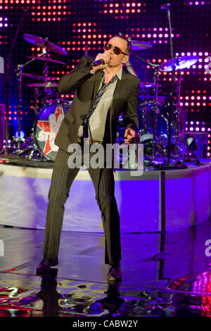 Il 10 agosto 2010 - Morrison, Colorado, Stati Uniti - Il Cantante SCOTT WEILAND degli Stone Temple Pilots esegue al Red Rocks anfiteatro. (Credito Immagine: © Don Senia Murray/ZUMApress.com) Foto Stock