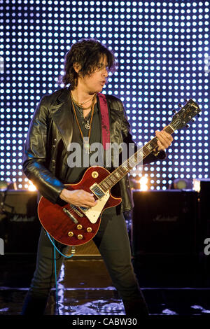 Il 10 agosto 2010 - Morrison, Colorado, Stati Uniti - Chitarrista DEAN CETTA di Stone Temple Pilots esegue al Red Rocks anfiteatro. (Credito Immagine: © Don Senia Murray/ZUMApress.com) Foto Stock