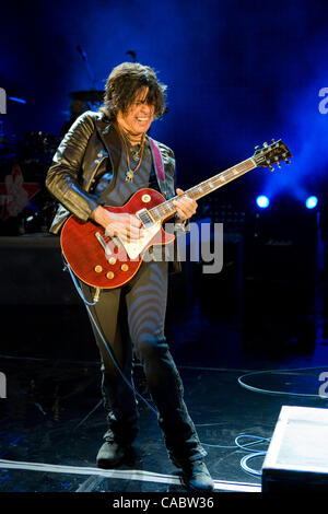 Il 10 agosto 2010 - Morrison, Colorado, Stati Uniti - Chitarrista DEAN CETTA di Stone Temple Pilots esegue al Red Rocks anfiteatro. (Credito Immagine: © Don Senia Murray/ZUMApress.com) Foto Stock
