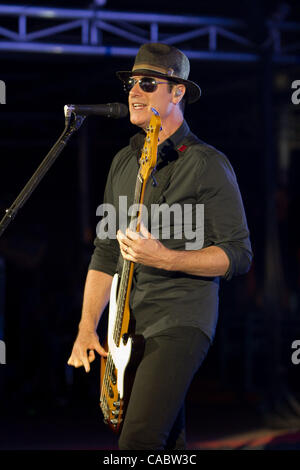 Il 10 agosto 2010 - Morrison, Colorado, Stati Uniti - Il bassista ROBERT CETTA di Stone Temple Pilots esegue al Red Rocks anfiteatro. (Credito Immagine: © Don Senia Murray/ZUMApress.com) Foto Stock