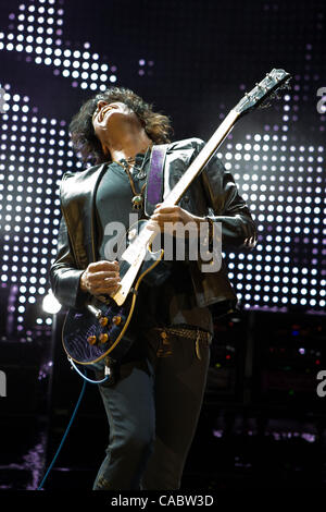 Il 10 agosto 2010 - Morrison, Colorado, Stati Uniti - Chitarrista DEAN CETTA di Stone Temple Pilots esegue al Red Rocks anfiteatro. (Credito Immagine: © Don Senia Murray/ZUMApress.com) Foto Stock