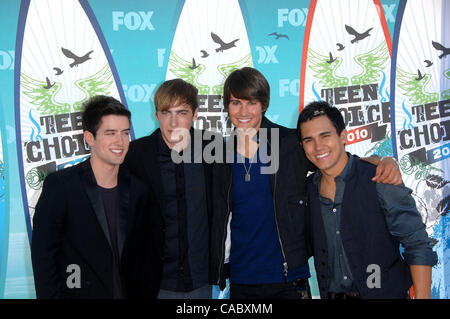 Agosto 08, 2010 - Hollywood, California, Stati Uniti - James Maslow, Kendall Schmidt, Logan Henderson e Carlos Pena Jr durante il 2010 Teen Choice Awards, arrivi presso l'Anfiteatro Gibson, 8 agosto 2010 a Los Angeles. K66089MGE.(Immagine di credito: Â© Michael Germana Globo/foto/ZUMApress.com) Foto Stock