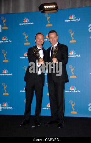 Il 29 agosto 2010 - Hollywood, California, Stati Uniti - Aaron Paul e Bryan Cranston durante la sessantaduesima annuale di Primetime Emmy Awards tenutosi presso il Nokia Theater, il 29 agosto 2010 a Los Angeles. 2010.K65694MGE(Immagine di credito: Â© Michael Germana Globo/foto/ZUMApress.com) Foto Stock