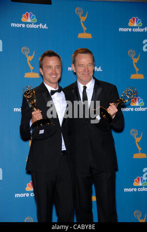 Il 29 agosto 2010 - Hollywood, California, Stati Uniti - Aaron Paul e Bryan Cranston durante la sessantaduesima annuale di Primetime Emmy Awards tenutosi presso il Nokia Theater, il 29 agosto 2010 a Los Angeles. 2010.K65694MGE(Immagine di credito: Â© Michael Germana Globo/foto/ZUMApress.com) Foto Stock