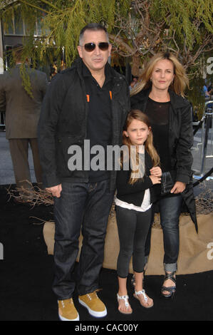 Sett. 19, 2010 - Hollywood, California, Stati Uniti - Anthony la paglia, Bridget La Paglia e gia Carides durante la premiere del nuovo film della Warner Bros Foto leggenda dei guardiani: i gufi di GA'HOOLE, tenutasi al Grauman's Chinese Theater, il 19 settembre 2010 a Los Angeles. 2010......K659 Foto Stock