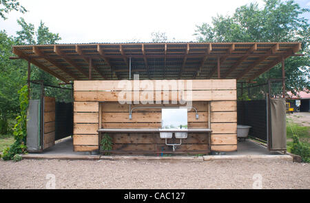 Luglio 08, 2010 - Marfa, Texas, Stati Uniti d'America - 8 luglio 2010. El Cosmico è una combinazione per una notte al rimorchio e area camping creato da albergatore Liz Lambert nel Marfa, Texas. La proprietà è un mix di vintage rimorchi e tenda macchie che sono tutti disponibili per affitti per tutta la notte con accesso a una comunità di una cucina Foto Stock