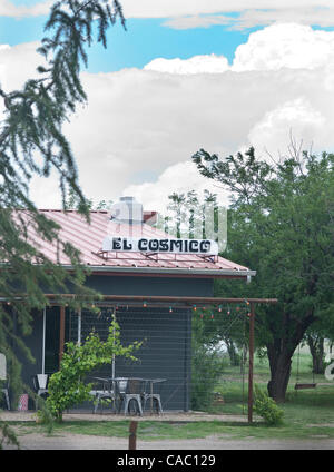 Luglio 08, 2010 - Marfa, Texas, Stati Uniti d'America - 8 luglio 2010. El Cosmico è una combinazione per una notte al rimorchio e area camping creato da albergatore Liz Lambert nel Marfa, Texas. La proprietà è un mix di vintage rimorchi e tenda macchie che sono tutti disponibili per affitti per tutta la notte con accesso a una comunità di una cucina Foto Stock