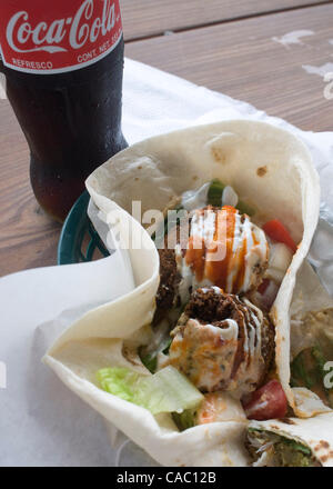 Luglio 08, 2010 - Marfa, Texas, Stati Uniti d'America - 8 luglio 2010. Un Marfalafel servita con un naturale importato zucchero di canna coke fa un ottimo pranzo accanto a La Union Pacific rail in linea Marfa. Il cibo cibo Shark carrello in Marfa, Texas è attrezzata con una cucina e serve un mix di Tex Mex e piatti vegetariani e Foto Stock