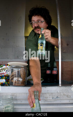 Luglio 08, 2010 - Marfa, Texas, Stati Uniti d'America - 8 luglio 2010. Adam Bork serve qualche topo freddo Chico acque minerali lungo con importati Coca-Cola messicano fatto reale con zucchero di canna. Il cibo Shark carrello in Marfa, Texas serve un mix di Tex Mex e piatti vegetariani sottolineando gli ingredienti naturali e grande t Foto Stock