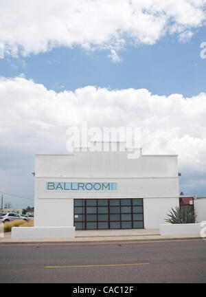 Luglio 08, 2010 - Marfa, Texas, Stati Uniti d'America - 8 luglio 2010. Un tempo estivo temporale rulli sopra la Marfa sala da ballo sulla US Highway 90 come si snoda attraverso il cuore di Marfa, Texas. (Credito Immagine: © ZUMA Ralph Lauer/ZUMApress.com) Foto Stock