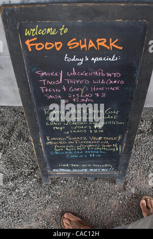 Luglio 08, 2010 - Marfa, Texas, Stati Uniti d'America - 8 luglio 2010. Il cibo cibo Shark carrello in Marfa, Texas è attrezzata con una cucina e serve un mix di Tex Mex e piatti vegetariani sottolineando gli ingredienti naturali e di grande gusto. Il menù giornaliero speciale bordo nella parte anteriore del cibo Shark con Smokey Tacos, cartine Foto Stock