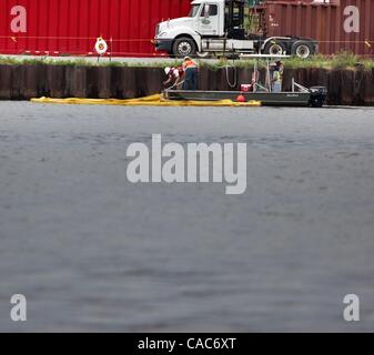 Jul 23, 2010 - Pensacola, Florida, Stati Uniti - BP lavoratori rimuovere i bracci di olio dalle acque del golfo ater cleanup sforzi erano arrestato venerdì mattina. Come tempesta tropicale Bonnie si avvicina il golfo e il lavoro di pulizia di fuoriuscite di olio è stato messo in attesa. Centinaia di lavoratori e più di una dozzina di navi w Foto Stock