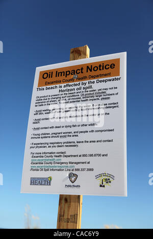 Lug 27, 2010 - Pensacola, Florida, Stati Uniti - Un impatto dell'olio di anticipo dalla Escambia County Health Department fornisce un avvertimento ai turisti degli effetti del Deepwater Horizon fuoriuscite di olio sulle spiagge di Pensacola. Onde di gooey tar blob di lavaggio erano a terra in numero crescente sulla sabbia bianca di th Foto Stock