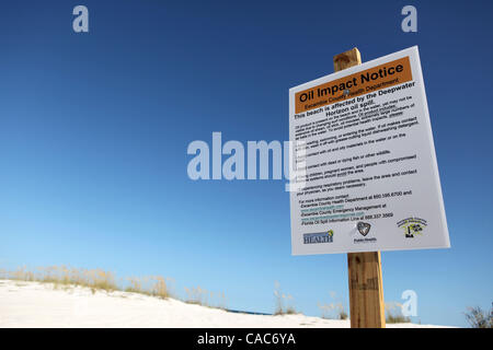 Lug 27, 2010 - Pensacola, Florida, Stati Uniti - Un impatto dell'olio di anticipo dalla Escambia County Health Department fornisce un avvertimento ai turisti degli effetti del Deepwater Horizon fuoriuscite di olio sulle spiagge di Pensacola. Onde di gooey tar blob di lavaggio erano a terra in numero crescente sulla sabbia bianca di th Foto Stock