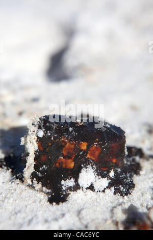 Lug 27, 2010 - Pensacola, Florida, Stati Uniti - Tar sfere sulle spiagge di sabbia bianca di Pensacola martedì. Onde di gooey tar blob di lavaggio erano a terra in numero crescente sulla sabbia bianca della Florida Panhandle Martedì come nere dal BP spill continuano a muoversi a terra. Le palle di catrame è venuto come Foto Stock