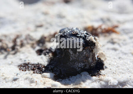 Lug 27, 2010 - Pensacola, Florida, Stati Uniti - Tar sfere sulle spiagge di sabbia bianca di Pensacola martedì. Onde di gooey tar blob di lavaggio erano a terra in numero crescente sulla sabbia bianca della Florida Panhandle Martedì come nere dal BP spill continuano a muoversi a terra. Le palle di catrame è venuto come Foto Stock