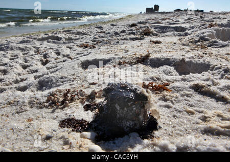 Lug 27, 2010 - Pensacola, Florida, Stati Uniti - Tar sfere sulle spiagge di sabbia bianca di Pensacola martedì. Onde di gooey tar blob di lavaggio erano a terra in numero crescente sulla sabbia bianca della Florida Panhandle Martedì come nere dal BP spill continuano a muoversi a terra. Le palle di catrame è venuto come Foto Stock