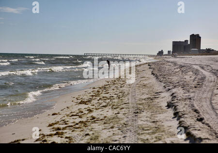 Lug 27, 2010 - Pensacola, Florida, Stati Uniti - spiagge deserte in Pensacola martedì. Onde di gooey tar blob di lavaggio erano a terra in numero crescente sulla sabbia bianca della Florida Panhandle Martedì come nere dal BP spill continuano a muoversi a terra. Le palle di catrame è venuto a terra dopo prevalenti Foto Stock