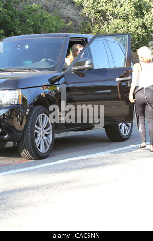 Aug 07, 2010 - Malibu, California, Stati Uniti - Ereditiera Nicky Hilton ottiene un ticket mentre fuori e circa in Malibu. (Credito Immagine: © Laguna Immagini/ZUMApress.com) Foto Stock