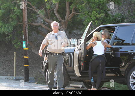 Aug 07, 2010 - Malibu, California, Stati Uniti - Ereditiera Nicky Hilton ottiene un ticket mentre fuori e circa in Malibu. Un surfista amico incontra Nicky. (Credito Immagine: © Laguna Immagini/ZUMApress.com) Foto Stock