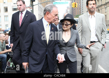 Yoko Ono è unita dal sindaco di New York Michael Bloomberg per annunciare gratuitamente una proiezione pubblica nel parco centrale della American Masters film 'LENNONYC' su Ottobre 9th., che sarebbe stato John Lennon's 70th. compleanno.Yoko Ono è unita dal sindaco di New York Michael Bloomberg per annunciare gratuitamente una proiezione pubblica Foto Stock