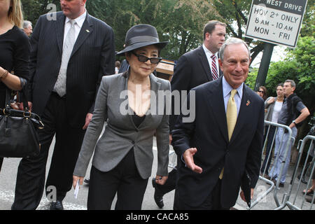 Yoko Ono è unita dal sindaco di New York Michael Bloomberg per annunciare gratuitamente una proiezione pubblica nel parco centrale della American Masters film 'LENNONYC' su Ottobre 9th., che sarebbe stato John Lennon's 70th. compleanno.Yoko Ono è unita dal sindaco di New York Michael Bloomberg per annunciare gratuitamente una proiezione pubblica Foto Stock