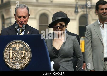 Settembre 24, 2010 - Manhattan, New York, Stati Uniti - YOKO ONO è unita dal sindaco di New York Michael Bloomberg per annunciare gratuitamente una proiezione pubblica nel parco centrale della American Masters film 'LENNONYC' su Ottobre 9th., che sarebbe stato John Lennon il settantesimo compleanno. (Credito Immagine: © Mariela Lombard/ZUMApress. Foto Stock