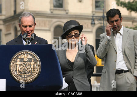 Yoko Ono è unita dal sindaco di New York Michael Bloomberg per annunciare gratuitamente una proiezione pubblica nel parco centrale della American Masters film 'LENNONYC' su Ottobre 9th., che sarebbe stato John Lennon's 70th. compleanno.Yoko Ono è unita dal sindaco di New York Michael Bloomberg per annunciare gratuitamente una proiezione pubblica Foto Stock