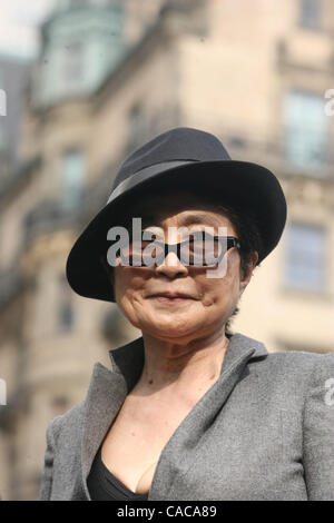 Yoko Ono è unita dal sindaco di New York Michael Bloomberg per annunciare gratuitamente una proiezione pubblica nel parco centrale della American Masters film 'LENNONYC' su Ottobre 9th., che sarebbe stato John Lennon's 70th. compleanno.Yoko Ono è unita dal sindaco di New York Michael Bloomberg per annunciare gratuitamente una proiezione pubblica Foto Stock