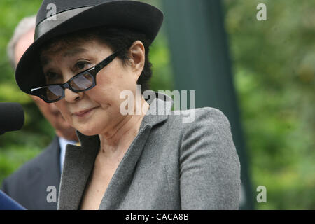 Yoko Ono è unita dal sindaco di New York Michael Bloomberg per annunciare gratuitamente una proiezione pubblica nel parco centrale della American Masters film 'LENNONYC' su Ottobre 9th., che sarebbe stato John Lennon's 70th. compleanno.Yoko Ono è unita dal sindaco di New York Michael Bloomberg per annunciare gratuitamente una proiezione pubblica Foto Stock