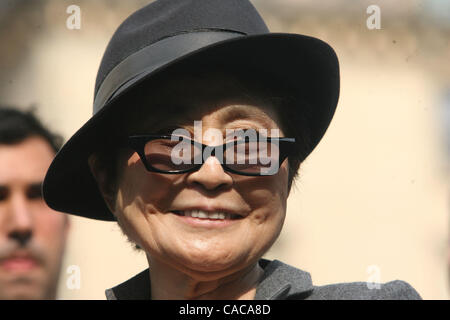 Yoko Ono è unita dal sindaco di New York Michael Bloomberg per annunciare gratuitamente una proiezione pubblica nel parco centrale della American Masters film 'LENNONYC' su Ottobre 9th., che sarebbe stato John Lennon's 70th. compleanno.Yoko Ono è unita dal sindaco di New York Michael Bloomberg per annunciare gratuitamente una proiezione pubblica Foto Stock