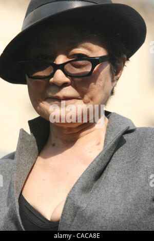 Yoko Ono è unita dal sindaco di New York Michael Bloomberg per annunciare gratuitamente una proiezione pubblica nel parco centrale della American Masters film 'LENNONYC' su Ottobre 9th., che sarebbe stato John Lennon's 70th. compleanno.Yoko Ono è unita dal sindaco di New York Michael Bloomberg per annunciare gratuitamente una proiezione pubblica Foto Stock