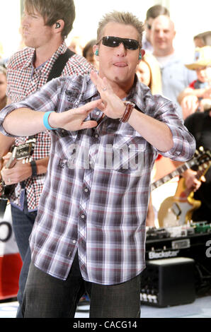Giugno 11, 2010 - New York New York, Stati Uniti - Cantante GARY LEVOX dalla banda Rascal Flatts esegue sul "oggi" show tenutosi al Rockefeller Plaza. (Credito Immagine: © Nancy Kaszerman/ZUMApress.com) Foto Stock