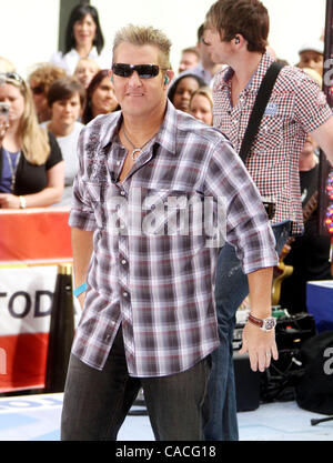 Giugno 11, 2010 - New York New York, Stati Uniti - Cantante GARY LEVOX dalla banda Rascal Flatts esegue sul "oggi" show tenutosi al Rockefeller Plaza. (Credito Immagine: © Nancy Kaszerman/ZUMApress.com) Foto Stock