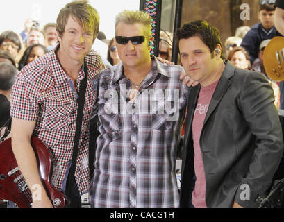 Giugno 11, 2010 - New York New York, Stati Uniti - (L-R) musicista JOE DON ROONEY, cantante GARY LEVOX musicista e compositore Jay DEMARCUS dalla banda Rascal Flatts eseguire sul "oggi" show tenutosi al Rockefeller Plaza. (Credito Immagine: © Nancy Kaszerman/ZUMApress.com) Foto Stock