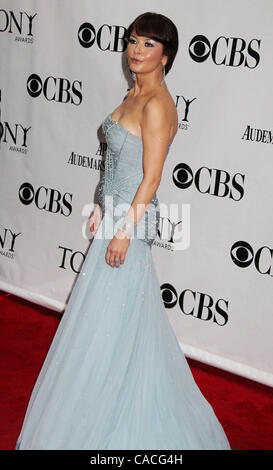 Giugno 13, 2010 - New York New York, Stati Uniti - Attrice CATHERINE ZETA-JONES assiste la 64th annuale di Tony Awards tenutosi al Radio City Music Hall. (Credito Immagine: © Nancy Kaszerman/ZUMApress.com) Foto Stock