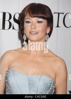 Giugno 13, 2010 - New York New York, Stati Uniti - Attrice CATHERINE ZETA-JONES assiste la 64th annuale di Tony Awards tenutosi al Radio City Music Hall. (Credito Immagine: © Nancy Kaszerman/ZUMApress.com) Foto Stock