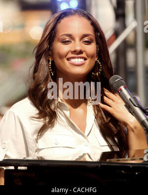 Giugno 25, 2010 - New York New York, Stati Uniti - Cantante Alicia Keys esegue sul CBS "Early Show" tenutasi presso Apple Plaza. (Credito Immagine: © Nancy Kaszerman/ZUMApress.com) Foto Stock