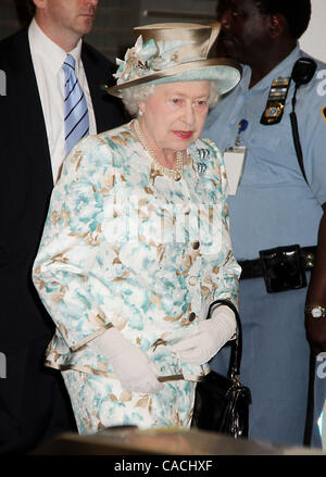 Luglio 06, 2010 - New York New York, Stati Uniti - La Regina Elisabetta ll arriva a presso le Nazioni Unite. (Credito Immagine: © Nancy Kaszerman/ZUMApress.com) Foto Stock