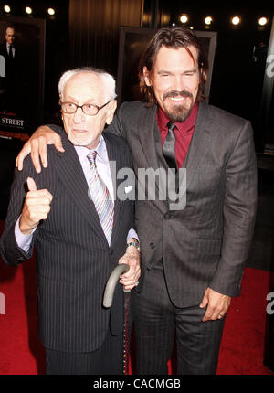 Sett. 20, 2010 - New York New York, Stati Uniti - Attori Eli Wallach e Josh Brolin assiste il New York premiere di 'Wall Street: il denaro non dorme mai" tenutasi presso il Teatro Ziegfeld. (Credito Immagine: © Nancy Kaszerman/ZUMApress.com) Foto Stock