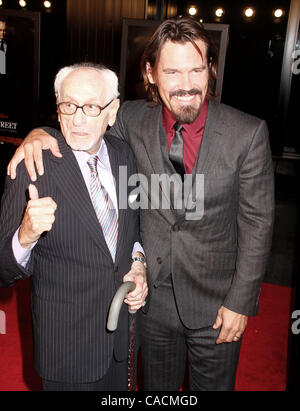 Sett. 20, 2010 - New York New York, Stati Uniti - Attori Eli Wallach e Josh Brolin assiste il New York premiere di 'Wall Street: il denaro non dorme mai" tenutasi presso il Teatro Ziegfeld. (Credito Immagine: © Nancy Kaszerman/ZUMApress.com) Foto Stock