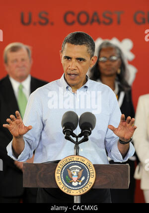 Giugno 14, 2010 - Theodore, ALABAMA, Stati Uniti - Il Presidente Usa Barack Obama parla durante una visita ad un BP oil spill recovery area di staging in Theodore, Alabama, STATI UNITI D'AMERICA 14 giugno 2010. Si tratta di Obama la quarta visita alla US Gulf Coast poiché la BP Deepwater Horizon Golfo del Messico fuoriuscita di petrolio ha iniziato a 56 giorni fa. L'olio Foto Stock