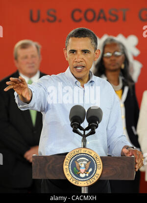 Giugno 14, 2010 - Theodore, ALABAMA, Stati Uniti - Il Presidente Usa Barack Obama parla durante una visita ad un BP oil spill recovery area di staging in Theodore, Alabama, STATI UNITI D'AMERICA 14 giugno 2010. Si tratta di Obama la quarta visita alla US Gulf Coast poiché la BP Deepwater Horizon Golfo del Messico fuoriuscita di petrolio ha iniziato a 56 giorni fa. L'olio Foto Stock