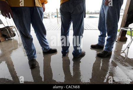 Giugno 22, 2010 - Venezia, Louisiana, Stati Uniti - Un gruppo di pulitura dell'olio lavoratori attendere partono da un porto turistico a Venezia, Louisiana, STATI UNITI D'AMERICA 22 giugno 2010. Poiché la massiccia BP Golfo del Messico fuoriuscite di olio, una popolazione normalmente sonnolenta cittadina ha più che triplicato secondo la parrocchia Plaquemines Sheriff Depar Foto Stock