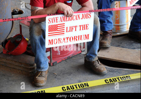 Giugno 24, 2010 - Houma, Louisiana, Stati Uniti - I lavoratori interessati con Gulf Island fabbricazione frequentare un rally organizzato dal Governatore della Louisiana Bobby Jindal per chiamare il governo federale a sollevare i sei mesi di moratoria su olio di acque profonde nella foratura di Houma in Louisiana, STATI UNITI D'AMERICA 24 giugno 2010. Il BP Deepwater Hori Foto Stock