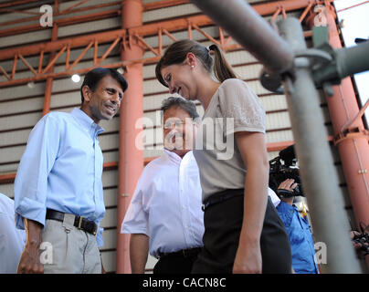 Giugno 24, 2010 - Houma, Louisiana, Stati Uniti - Il Governatore della Louisiana Bobby Jindal saluta i lavoratori interessati che frequentano un rally per chiamare il governo federale a sollevare i sei mesi di moratoria su olio di acque profonde nella foratura di Houma in Louisiana, STATI UNITI D'AMERICA 24 giugno 2010. Il BP Deepwater Horizon fuoriuscite di olio, iniziato oltre Foto Stock