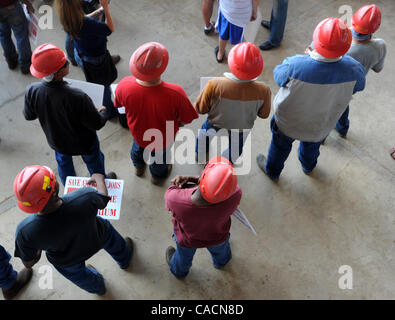 Giugno 24, 2010 - Houma, Louisiana, Stati Uniti - I lavoratori interessati con Gulf Island fabbricazione frequentare un rally organizzato dal Governatore della Louisiana Bobby Jindal per chiamare il governo federale a sollevare i sei mesi di moratoria su olio di acque profonde nella foratura di Houma in Louisiana, STATI UNITI D'AMERICA 24 giugno 2010. Il BP Deepwater Hori Foto Stock