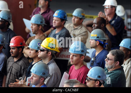 Giugno 24, 2010 - Houma, Louisiana, Stati Uniti - I lavoratori interessati con Gulf Island fabbricazione frequentare un rally organizzato dal Governatore della Louisiana Bobby Jindal per chiamare il governo federale a sollevare i sei mesi di moratoria su olio di acque profonde nella foratura di Houma in Louisiana, STATI UNITI D'AMERICA 24 giugno 2010. Il BP Deepwater Hori Foto Stock