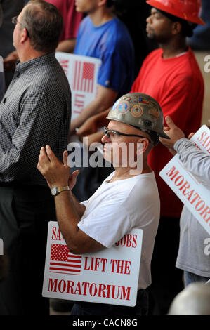 Giugno 24, 2010 - Houma, Louisiana, Stati Uniti - I lavoratori interessati con Gulf Island fabbricazione frequentare un rally organizzato dal Governatore della Louisiana Bobby Jindal per chiamare il governo federale a sollevare i sei mesi di moratoria su olio di acque profonde nella foratura di Houma in Louisiana, STATI UNITI D'AMERICA 24 giugno 2010. Il BP Deepwater Hori Foto Stock