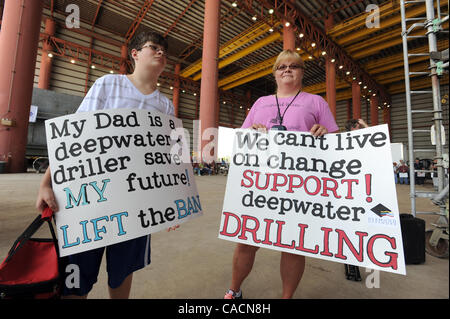 Giugno 24, 2010 - Houma, Louisiana, Stati Uniti - Jeanette Tangulis (R) e suo figlio Brett LeBlanc, 13, frequentare un rally organizzato dal Governatore della Louisiana Bobby Jindal per chiamare il governo federale a sollevare i sei mesi di moratoria su olio di acque profonde nella foratura di Houma in Louisiana, STATI UNITI D'AMERICA 24 giugno 2010. LeBlanc's fat Foto Stock